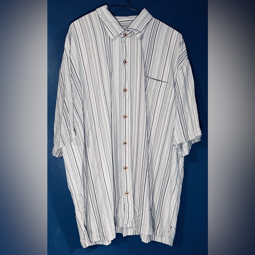 Men’s XXL Tommy Bahama casual shirt